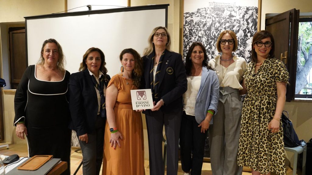 Foto di gruppo alla degustazione di Sicilia in Bolle 2024 dedicata agli spumanti siciliani e pugliesi.