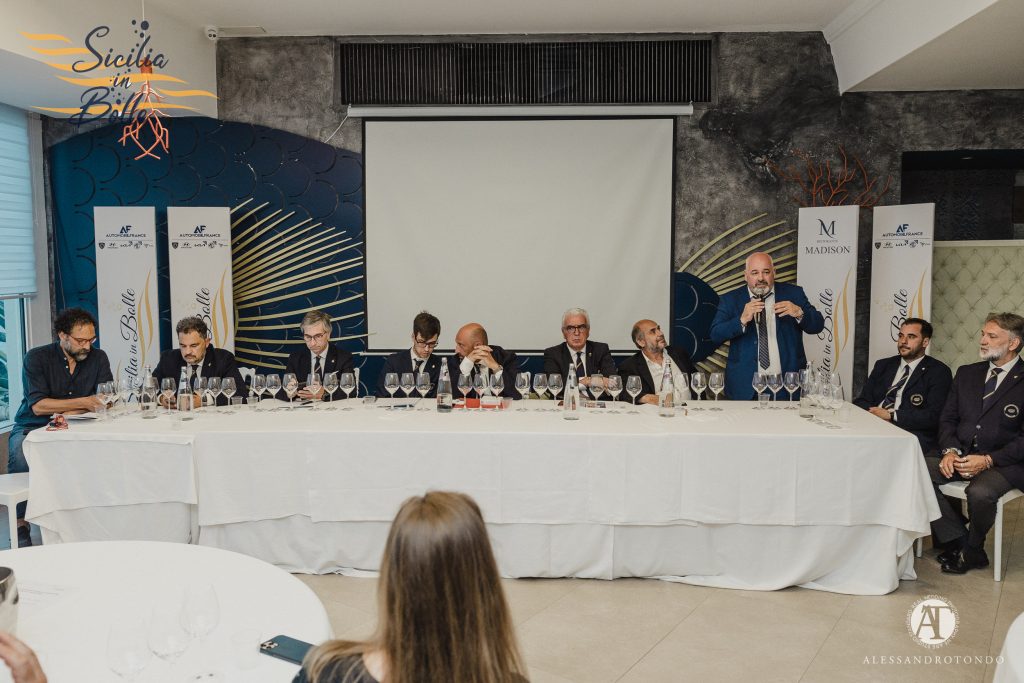 Foto di gruppo al convegno sugli spumanti siciliani a Sicilia in Bolle 2024