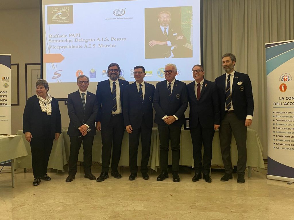 Raffaele Papi, primo da destra, riceve il premio di Professionista dell'anno da Solidus