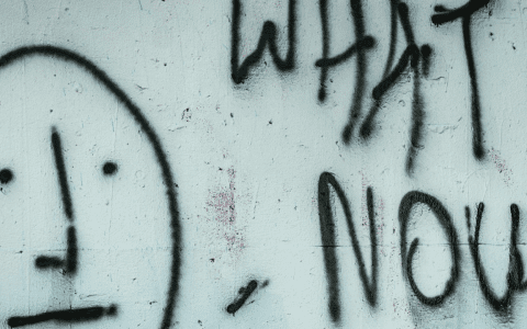 Vino 2025: Graffito "WHAT NOW?" che riflette le incertezze del settore