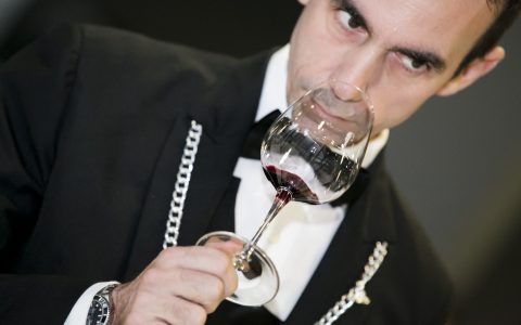 Un professionista illustra il fascino e le sfide legate al lavoro del sommelier in un ristorante di alto livello.