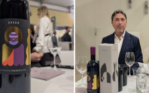 Leonardo Bussoletti mostra una bottiglia di Speco, il nuovo vino umbro presentato al Vinitaly 2026.
